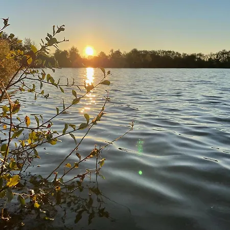 Tente Luxe Vue Etang Avec Jacuzzi 4 Le Vigeant
