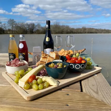 Tente Luxe Vue Etang Avec Jacuzzi 4 Le Vigeant