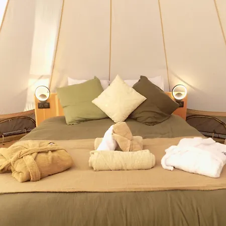 Tente Luxe Vue Etang Avec Jacuzzi 4 * Le Vigeant