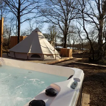 Tente Luxe Vue Etang Avec Jacuzzi 4 Luksustelt Le Vigeant