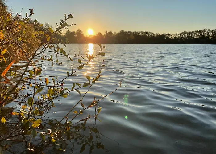 Tente Luxe Vue Etang Avec Jacuzzi 4 Le Vigeant