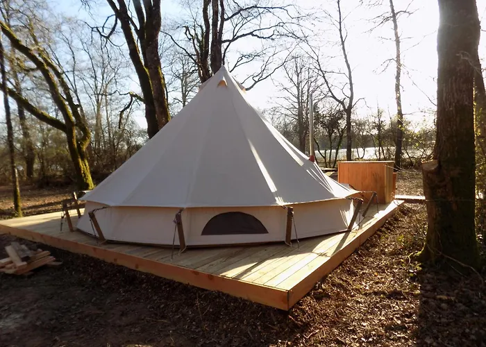 Tente Luxe Vue Etang Avec Jacuzzi 4 Campismo de Luxo Le Vigeant