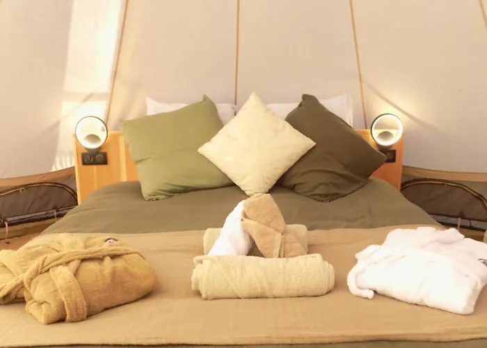 Tente Luxe Vue Etang Avec Jacuzzi 4 * Le Vigeant