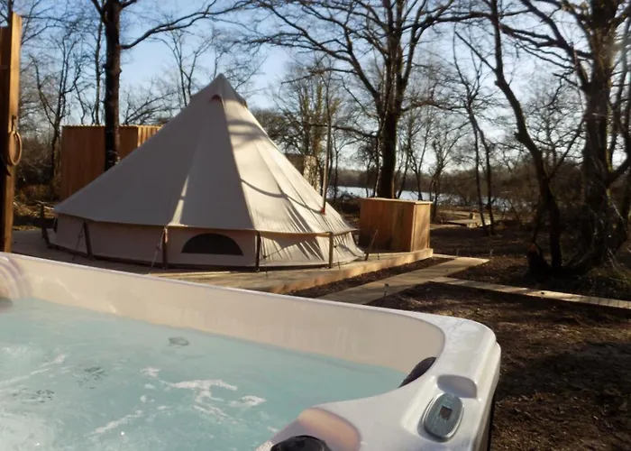 Tente Luxe Vue Etang Avec Jacuzzi 4 Campismo de Luxo Le Vigeant